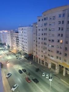 a view of a parking lot in a city at night at S1 Moderne à Ennasr 2 - Vue Jardin, Fibre Optique & Proche de Tout in Ariana