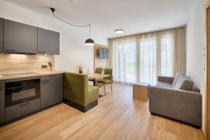 Kuchyň nebo kuchyňský kout v ubytování Das Refugium Mountain Apartment Ötztal - Längenfeld
