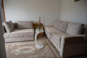 apartmani DENI的休息区