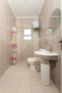 Ένα μπάνιο στο Large 2-bedroom apartment