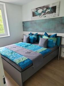 una camera da letto con un letto con cuscini blu di Charakterhaus a Neulengbach