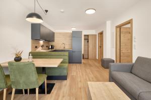 Kuchyň nebo kuchyňský kout v ubytování Das Refugium Mountain Apartment Ötztal - Längenfeld