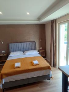 1 dormitorio con 1 cama grande con 2 platos en Beach apartments Promajna, en Promajna