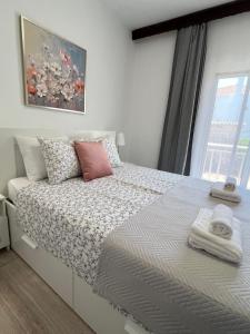 斯卡拉索提罗斯Villa Ipomoni的一间卧室，配有一张床、枕头和一扇窗户