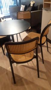 two chairs and a table and a table and chairs at Deptos Boutique en pleno centro de Santiago in Santiago