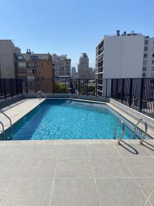 a large swimming pool on top of a building at Deptos Boutique en pleno centro de Santiago in Santiago
