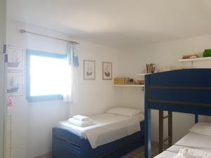 カーラ・リベロットにあるBeachfront villa, right ON SAND!のベッドと窓のある小さな寝室