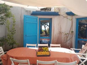 カーラ・リベロットにあるBeachfront villa, right ON SAND!の果物の盛り合わせテーブル +23枚の写真