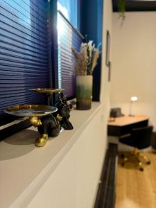 a counter with a tray on a window sill at Stilvolles Studio-Apartment im Herzen von Betzdorf in Betzdorf