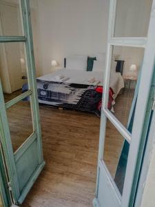 Habitación con cama y ventana con puerta en Heart of the Old City - Nice, en Niza