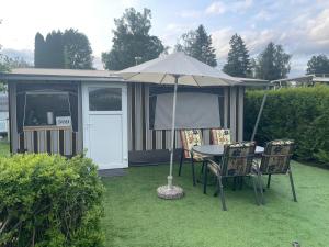 Zahrada ubytování Wohnwagen mit Vorzelt auf einem Campingplatz