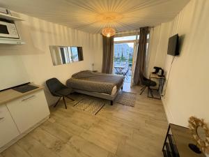 Televízia a/alebo spoločenská miestnosť v ubytovaní logement vue sur mer
