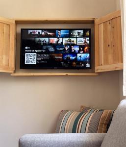 Μια τηλεόραση ή/και κέντρο ψυχαγωγίας στο Overstay Pelion