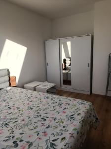 a bedroom with a bed and a large mirror at 2 Zimmerwohnung in Shkorpilovtsi