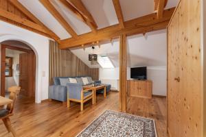 TV a/nebo společenská místnost v ubytování Landhaus Birgbichler - Apartments in Ramsau am Dachstein - inklusive SOMMERCARD!