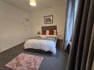 Ένα ή περισσότερα κρεβάτια σε δωμάτιο στο House 5 minutes from Anfied for 7 Guests