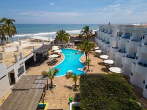 曼克拉Loki del Mar的享有度假胜地的空中景致,设有游泳池和海滩