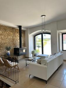 フォス・ド・アレーリョにあるQuinta Azul Luxury villa with private pool close to lagoon and beachの白いソファとテーブルのあるリビングルーム
