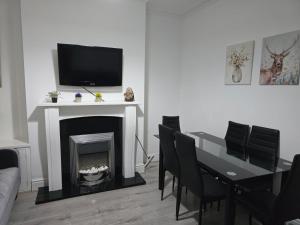 Μια τηλεόραση ή/και κέντρο ψυχαγωγίας στο House 5 minutes from Anfied for 7 Guests