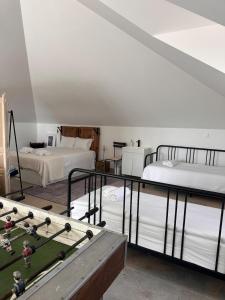 フォス・ド・アレーリョにあるQuinta Azul Luxury villa with private pool close to lagoon and beachのベッド2台、チェス盤付きのテーブルが備わる客室です。