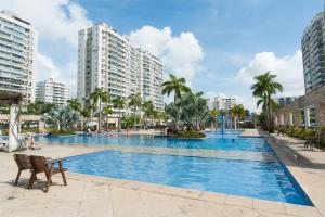 Swimmingpoolen hos eller tæt på Apartamento Luxo Barra