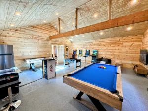 Log Cabin w/ pool, spa, game room, sleeps 20 tesisinde bir televizyon ve/veya eğlence merkezi