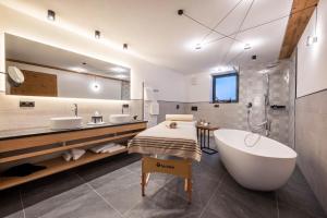 Koupelna v ubytování MULIN Appartements + 85 fotografií