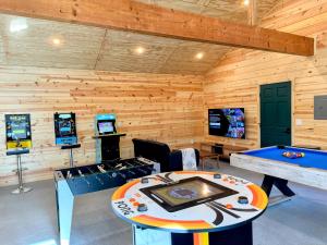 Log Cabin w/ pool, spa, game room, sleeps 20 tesisinde oyun odası