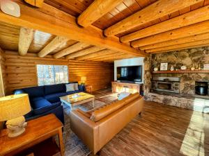 Log Cabin w/ pool, spa, game room, sleeps 20 tesisinde bir televizyon ve/veya eğlence merkezi