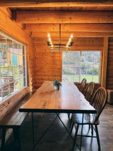 Coarsegold şehrindeki Log Cabin w/ pool, spa, game room, sleeps 20 tesisine ait fotoğraf galerisinden bir görsel