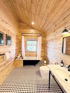 Coarsegold şehrindeki Log Cabin w/ pool, spa, game room, sleeps 20 tesisine ait fotoğraf galerisinden bir görsel