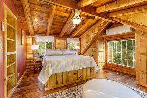Log Cabin w/ pool, spa, game room, sleeps 20 tesisinde bir odada yatak veya yataklar
