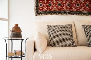 a couch with pillows and a table in a room at Domu Maria in Cagliari