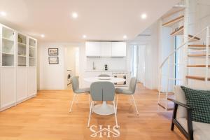 a kitchen and dining room with a table and chairs at Domu Maria in Cagliari