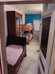 a small room with a bunk bed and a table at Le Thiers chambre d'amis in Auxonne