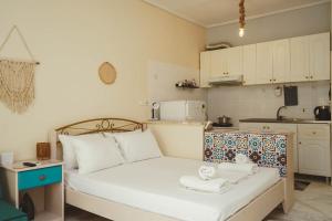 a small room with a bed in a kitchen at Mojo studios Parga in Parga