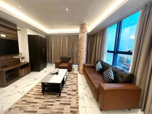 Posezení v ubytování Luxe 1-bed Apt Near Airport with Rooftop Pool and Gym