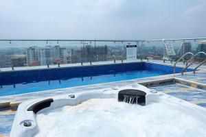 Bazén v ubytování Luxe 1-bed Apt Near Airport with Rooftop Pool and Gym nebo v jeho okolí