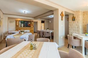 a restaurant with tables and chairs in a room at Apart Hotel S Lux in Bar