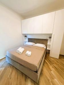 カステルサルドにあるVilla Priscila - Dimora Giovannaのベッドルーム1室(大型ベッド1台、白いキャビネット付)