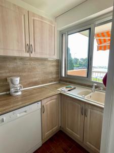 a kitchen with a sink and a window at Appartement 4 pers Front de Mer - 10m de la Plage in Saint-Raphaël