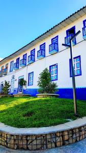 een straatbord voor een gebouw bij Hotel Colonial San Roque in San Roque