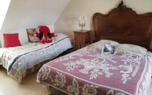 Ένα ή περισσότερα κρεβάτια σε δωμάτιο στο Maison pittoresque avec jardinet