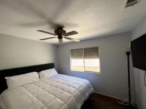 Postel nebo postele na pokoji v ubytování Big 4 Bedroom Property with a Pool + 32 fotografií