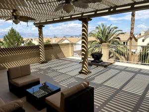 Balkón nebo terasa v ubytování Big 4 Bedroom Property with a Pool