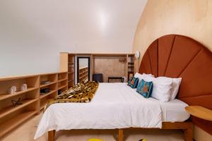 Ένα ή περισσότερα κρεβάτια σε δωμάτιο στο Magnolia Bubble Dome Ft Worth - Walkable Location