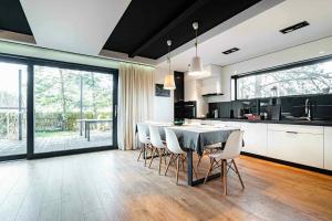 Una cocina y un comedor con mesa y sillas. en Willa WHITE GLOVE NARTY, en Narty