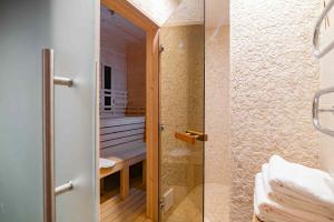 y baño con ducha a ras de suelo junto a la ducha a ras de suelo. en Willa WHITE GLOVE NARTY, en Narty 7 fotos más