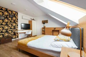 Un dormitorio con una cama y un escritorio en una habitación. en Willa WHITE GLOVE NARTY, en Narty