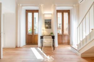 un corridoio con un tavolo e una scrivania in un edificio di Domu Chiara a Cagliari